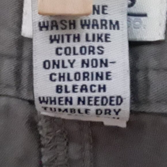 Bass G.H Bass & Co. ladies size 2 dark khkaki short shorts, zipper/2button fly - Picture 4 of 4